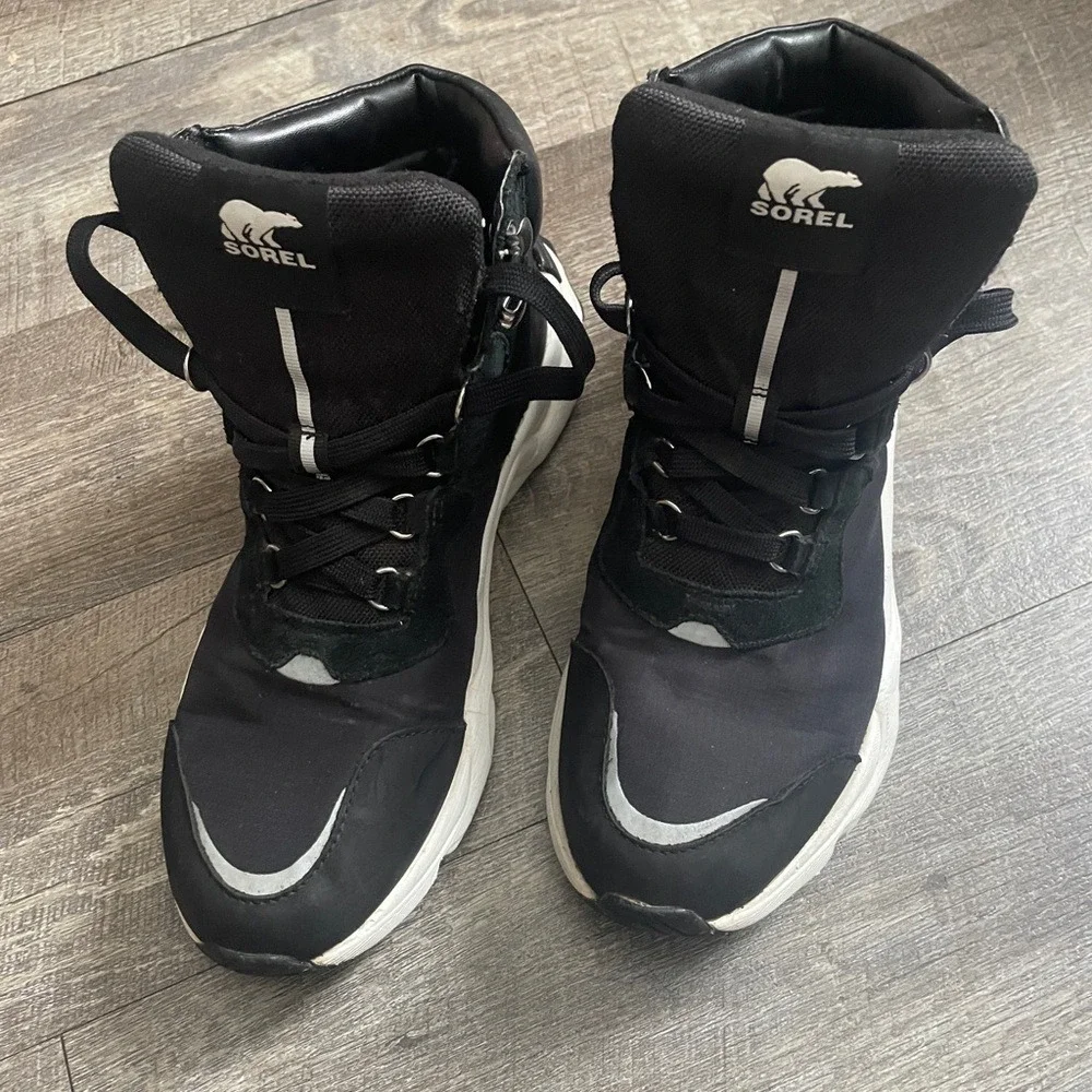 Sorel Women's Black and White‎ Athletic Shoe/Boots size 10.5